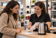Cliente e addetta esaminano un piccolo elettrodomestico e i documenti di acquisto al banco assistenza